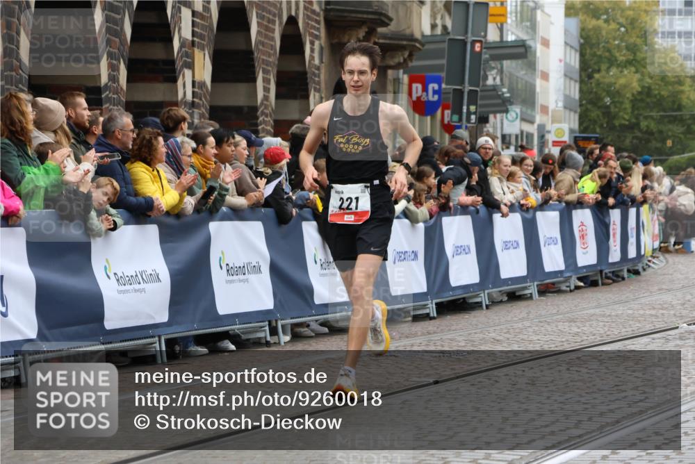 05.10.2025 - 20. swb-Marathon Bremen Strokosch-Dieckow http://msf.ph/oto/9260018 05.10.2025 12:56:24 Ziel 221, 728, 2135 meine-sportfotos.de