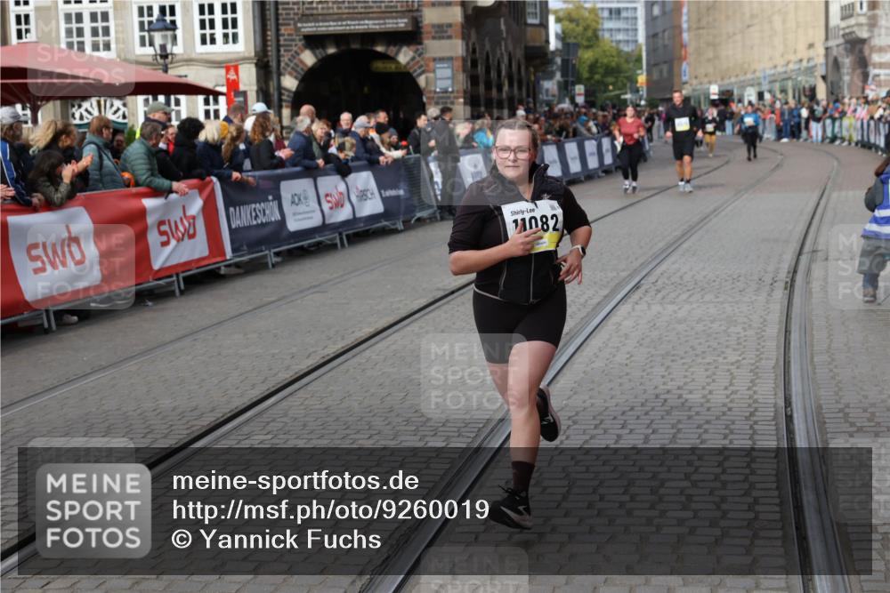 05.10.2025 - 20. swb-Marathon Bremen Yannick Fuchs http://msf.ph/oto/9260019 05.10.2025 11:18:11 Ziel 10808, 10949, 11082 meine-sportfotos.de