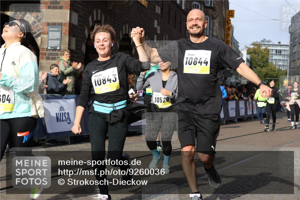 05.10.2025 - 20. swb-Marathon Bremen Strokosch-Dieckow http://msf.ph/oto/9260036 05.10.2025 11:05:42 Ziel 9335, 9423, 9907, 10197, 10529, 10619, 10769, 10843, 10844, 11455, 11604 meine-sportfotos.de