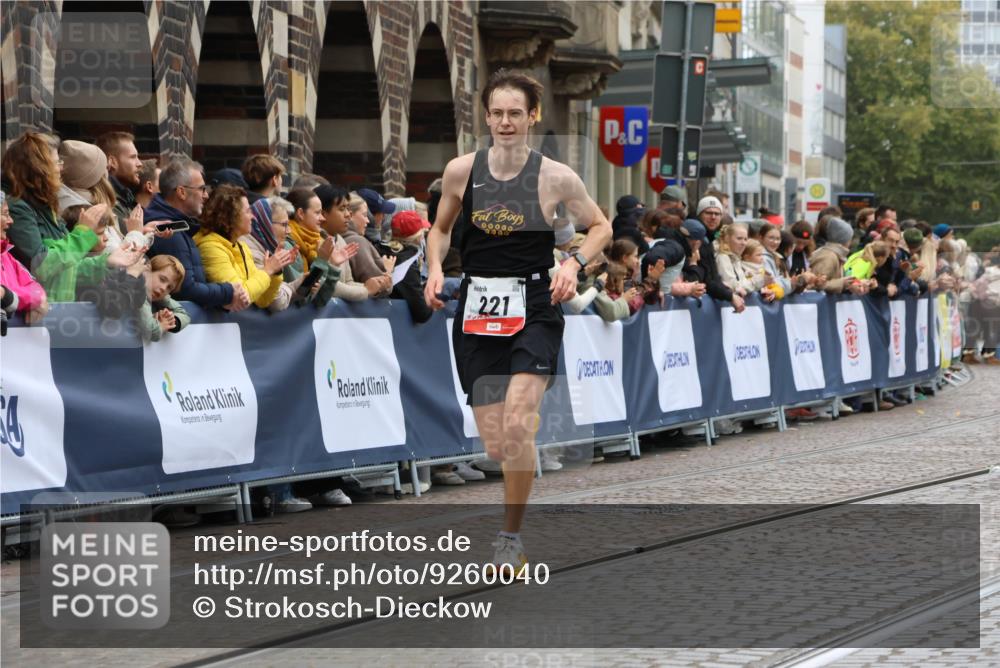 05.10.2025 - 20. swb-Marathon Bremen Strokosch-Dieckow http://msf.ph/oto/9260040 05.10.2025 12:56:24 Ziel 221, 728, 2135 meine-sportfotos.de