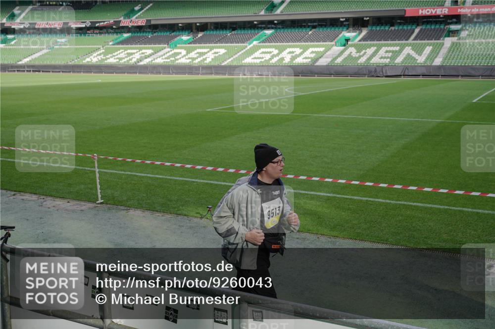 05.10.2025 - 20. swb-Marathon Bremen Michael Burmester http://msf.ph/oto/9260043 05.10.2025 10:49:33 Laufen im Stadion 9247, 9405, 9445, 9513, 9688, 9753, 9857, 10072, 10133, 10184, 10488, 10700, 10720, 10731, 11190, 11216, 11625, 11643, 10361, 10362, 11109, 11480 meine-sportfotos.de