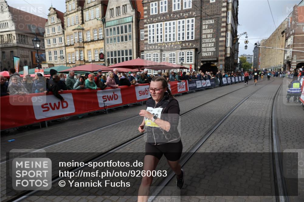 05.10.2025 - 20. swb-Marathon Bremen Yannick Fuchs http://msf.ph/oto/9260063 05.10.2025 11:18:11 Ziel 10808, 10949, 11082 meine-sportfotos.de