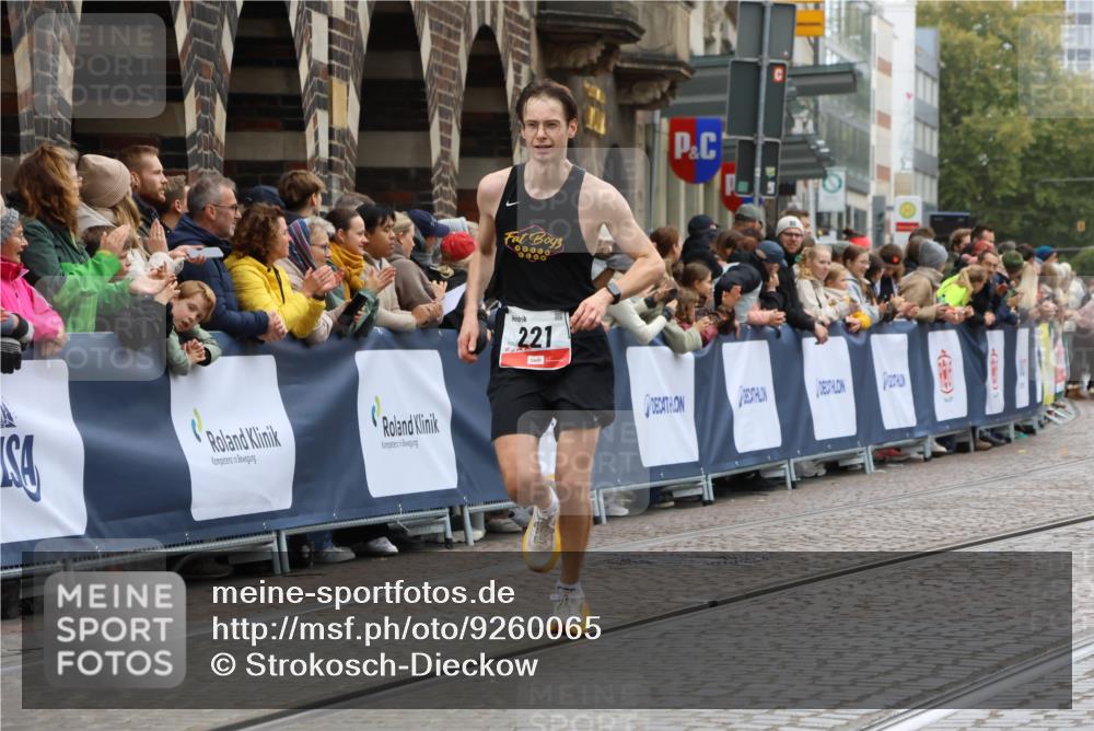05.10.2025 - 20. swb-Marathon Bremen Strokosch-Dieckow http://msf.ph/oto/9260065 05.10.2025 12:56:24 Ziel 221, 728, 2135 meine-sportfotos.de