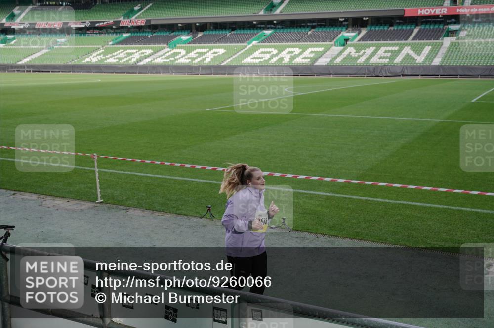 05.10.2025 - 20. swb-Marathon Bremen Michael Burmester http://msf.ph/oto/9260066 05.10.2025 10:49:37 Laufen im Stadion 9247, 9405, 9445, 9513, 9688, 9733, 9753, 9808, 9857, 10072, 10133, 10184, 10373, 10488, 10700, 10720, 10724, 10731, 11190, 11216, 11625, 11643, 9753, 10361, 10362, 11216 meine-sportfotos.de