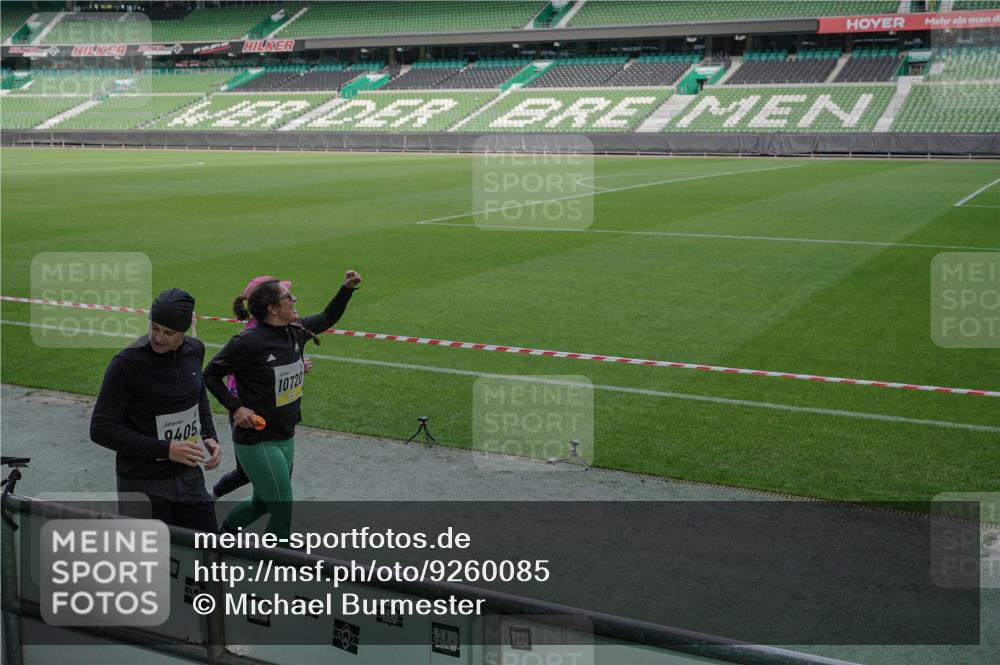05.10.2025 - 20. swb-Marathon Bremen Michael Burmester http://msf.ph/oto/9260085 05.10.2025 10:49:41 Laufen im Stadion 9247, 9405, 9445, 9513, 9688, 9733, 9808, 9857, 10072, 10133, 10184, 10373, 10488, 10700, 10720, 10724, 10731, 11190, 11625, 11643, 9753, 10361, 10362, 11216 meine-sportfotos.de