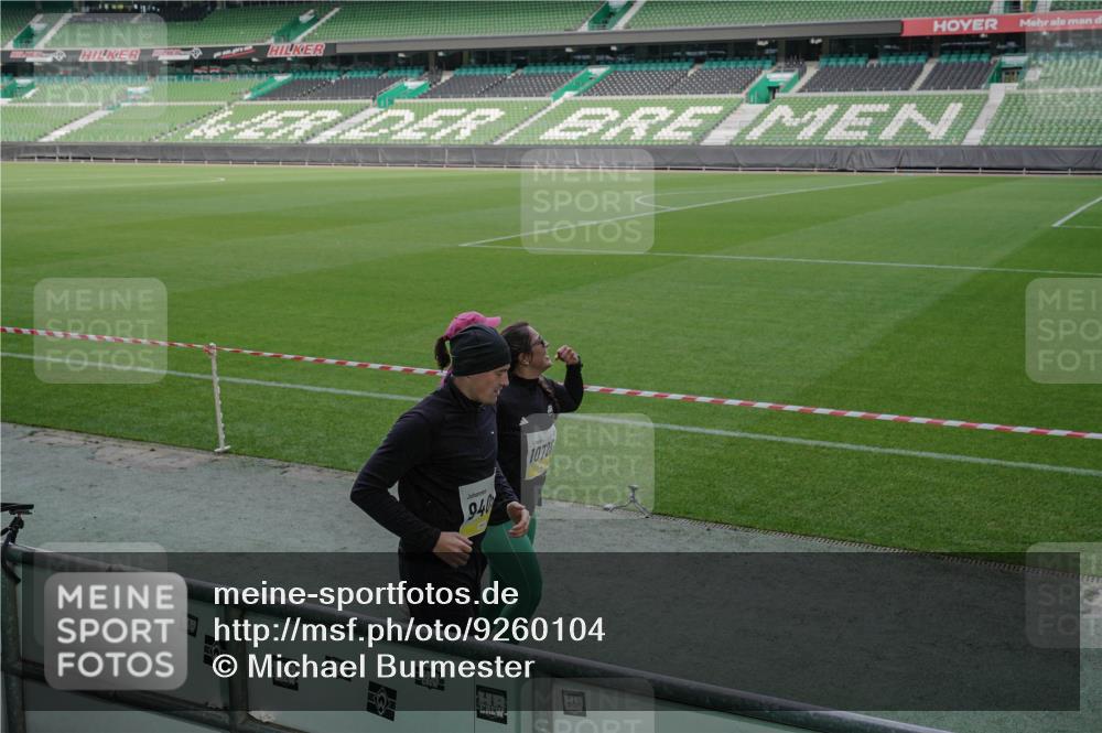 05.10.2025 - 20. swb-Marathon Bremen Michael Burmester http://msf.ph/oto/9260104 05.10.2025 10:49:42 Laufen im Stadion 9247, 9405, 9445, 9513, 9688, 9733, 9808, 9857, 10072, 10133, 10184, 10373, 10488, 10700, 10720, 10724, 10731, 11190, 11625, 11643, 9753, 11216 meine-sportfotos.de