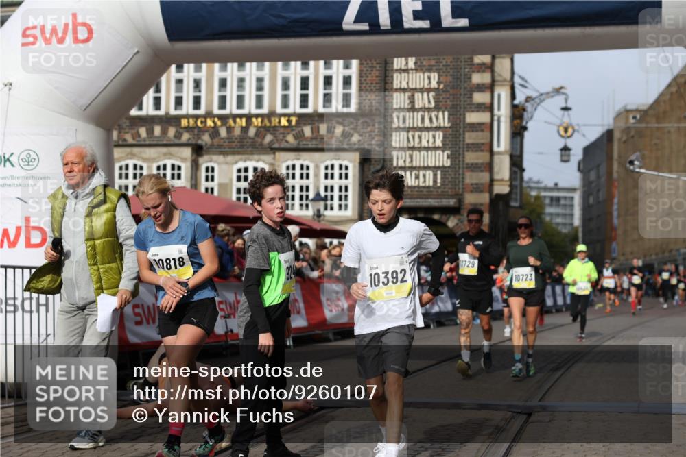 05.10.2025 - 20. swb-Marathon Bremen Yannick Fuchs http://msf.ph/oto/9260107 05.10.2025 10:48:14 Ziel 9240, 10392, 10428, 10723, 10818, 11299 meine-sportfotos.de