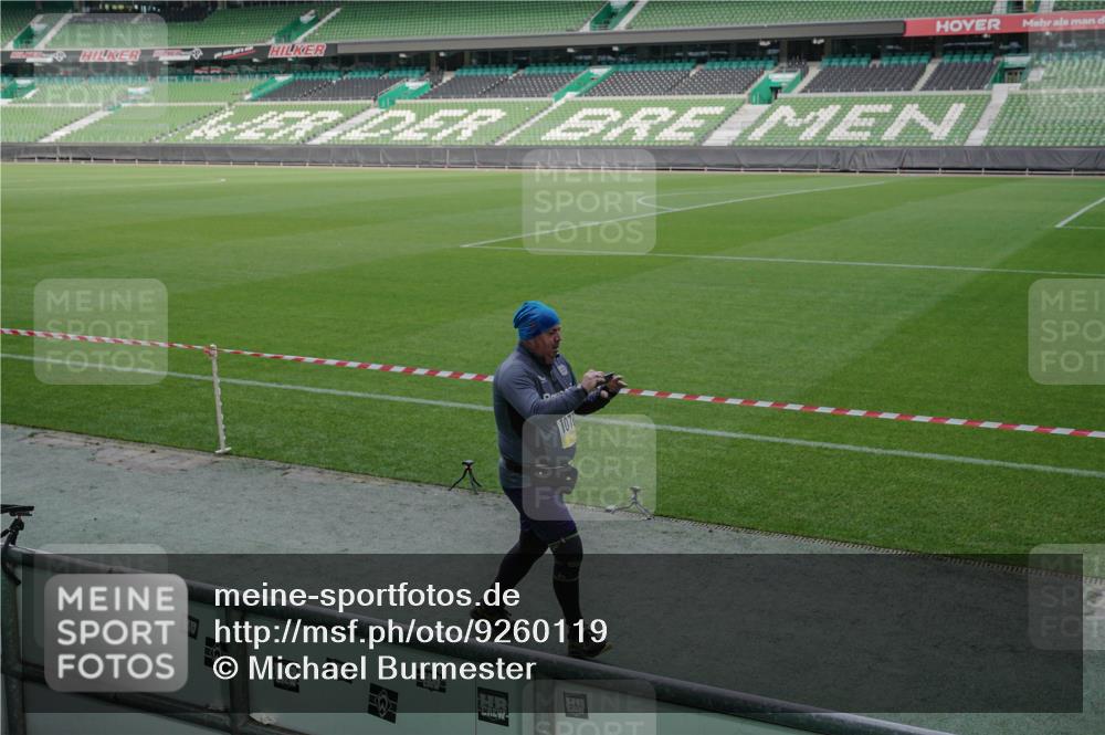 05.10.2025 - 20. swb-Marathon Bremen Michael Burmester http://msf.ph/oto/9260119 05.10.2025 10:49:47 Laufen im Stadion 9247, 9405, 9445, 9513, 9688, 9733, 9808, 9857, 10035, 10072, 10133, 10184, 10373, 10488, 10700, 10720, 10724, 10731, 11190, 11643, 9753, 11216, 11625 meine-sportfotos.de