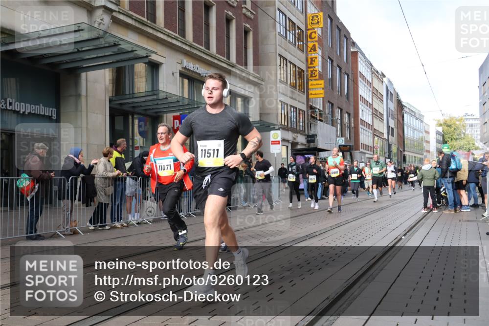 05.10.2025 - 20. swb-Marathon Bremen Strokosch-Dieckow http://msf.ph/oto/9260123 05.10.2025 11:00:19 Ziel 7178, 7215, 9173, 9177, 9271, 9272, 9327, 9389, 9531, 9827, 9858, 10063, 10071, 10079, 10182, 10217, 10518, 10571, 10690, 10872, 10901, 10930, 11003, 11034, 11071, 11155, 11162, 11255, 11511, 11534, 11595, 11610, 11619, 7178, 7215, 9173, 9177, 9271, 9272, 9327, 9389, 9531, 9827, 9858, 10063, 10071, 10079, 10182, 10217, 10518, 10571, 10690, 10872, 10901, 10930, 11003, 11034, 11071, 11155, 11162, 11255, 11511 meine-sportfotos.de