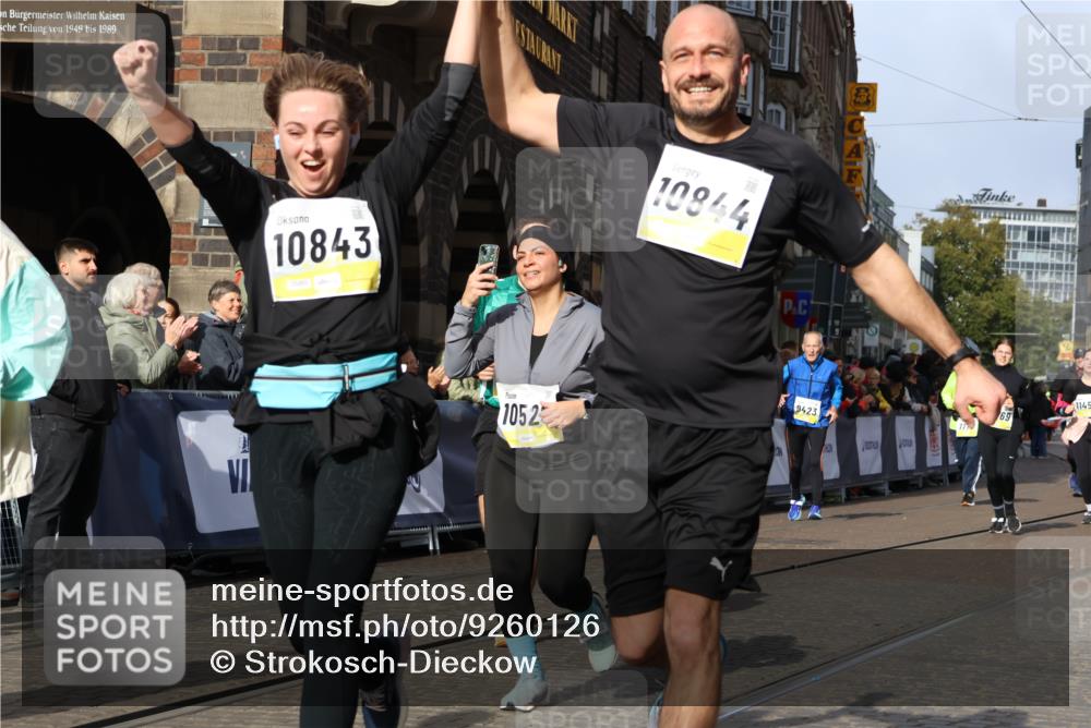 05.10.2025 - 20. swb-Marathon Bremen Strokosch-Dieckow http://msf.ph/oto/9260126 05.10.2025 11:05:43 Ziel 9335, 9423, 9907, 10197, 10529, 10619, 10769, 10843, 10844, 11455, 11604 meine-sportfotos.de