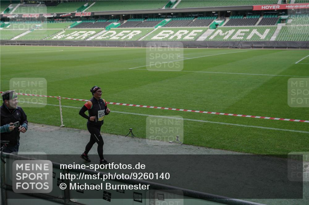 05.10.2025 - 20. swb-Marathon Bremen Michael Burmester http://msf.ph/oto/9260140 05.10.2025 10:49:55 Laufen im Stadion 9405, 9445, 9513, 9733, 9808, 9857, 10035, 10072, 10096, 10133, 10184, 10373, 10488, 10700, 10720, 10724, 10731, 11190, 11643, 9247, 9513, 9688, 9753, 10488, 11216, 11625 meine-sportfotos.de