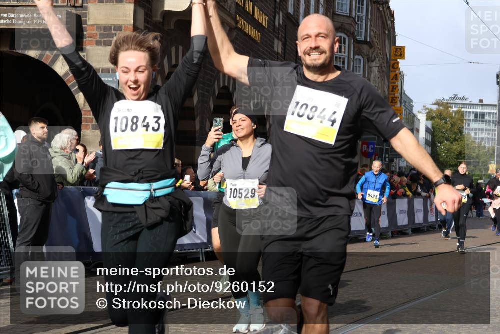 05.10.2025 - 20. swb-Marathon Bremen Strokosch-Dieckow http://msf.ph/oto/9260152 05.10.2025 11:05:43 Ziel 9335, 9423, 9907, 10197, 10529, 10619, 10769, 10843, 10844, 11455, 11604 meine-sportfotos.de