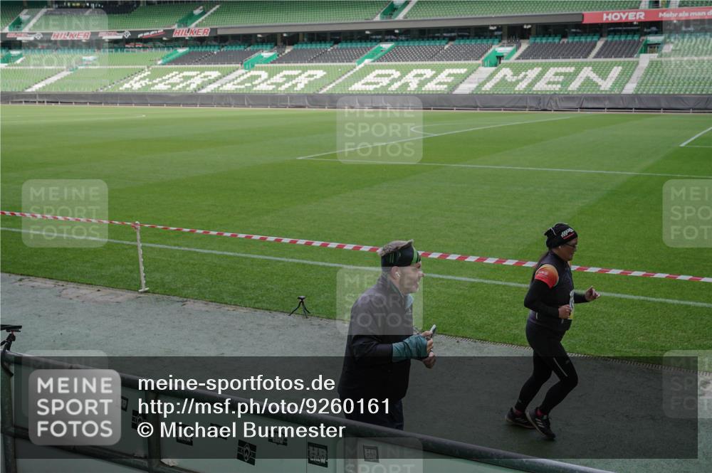05.10.2025 - 20. swb-Marathon Bremen Michael Burmester http://msf.ph/oto/9260161 05.10.2025 10:49:56 Laufen im Stadion 9405, 9445, 9733, 9808, 9857, 10035, 10072, 10096, 10133, 10184, 10373, 10700, 10720, 10724, 10731, 11190, 11643, 9247, 9513, 9688, 9753, 10488, 11216, 11625 meine-sportfotos.de