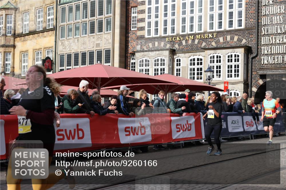 05.10.2025 - 20. swb-Marathon Bremen Yannick Fuchs http://msf.ph/oto/9260166 05.10.2025 11:18:21 Ziel 9465, 9477, 10575 meine-sportfotos.de