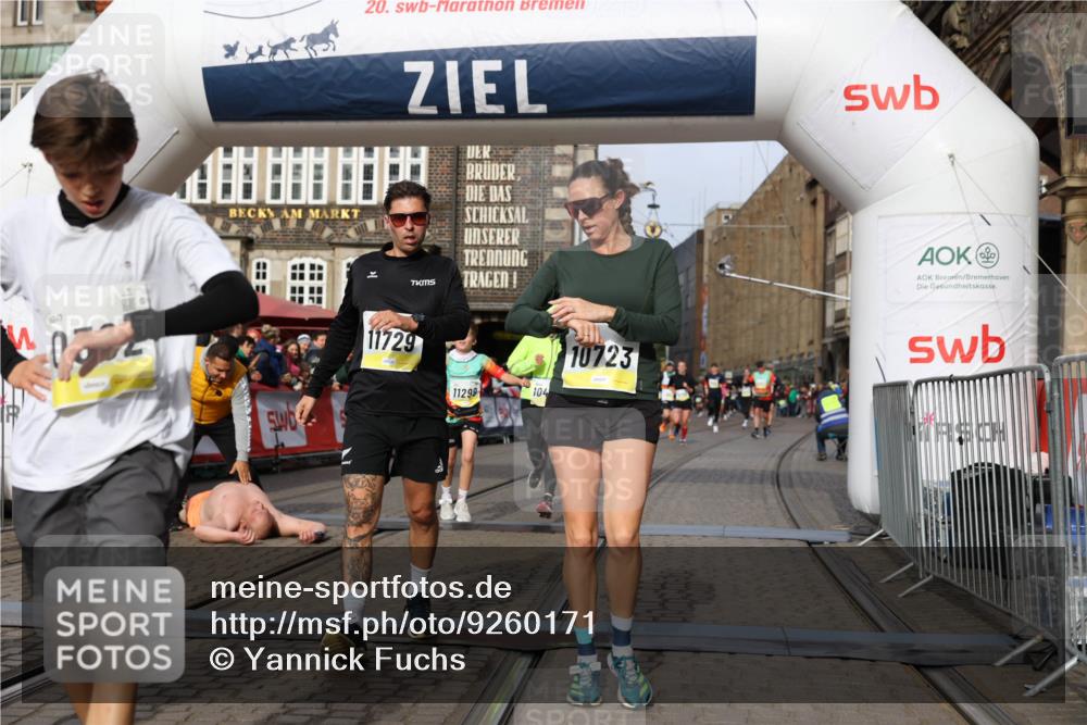 05.10.2025 - 20. swb-Marathon Bremen Yannick Fuchs http://msf.ph/oto/9260171 05.10.2025 10:48:18 Ziel 10392, 10428, 10723, 10818, 10953, 11299 meine-sportfotos.de
