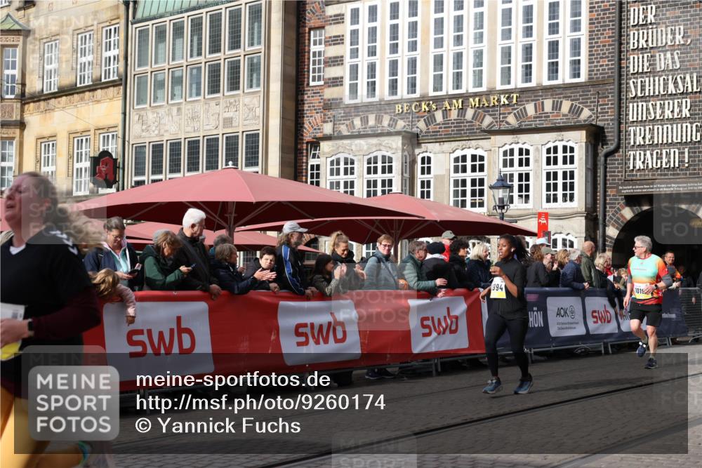 05.10.2025 - 20. swb-Marathon Bremen Yannick Fuchs http://msf.ph/oto/9260174 05.10.2025 11:18:21 Ziel 9465, 9477, 10575 meine-sportfotos.de