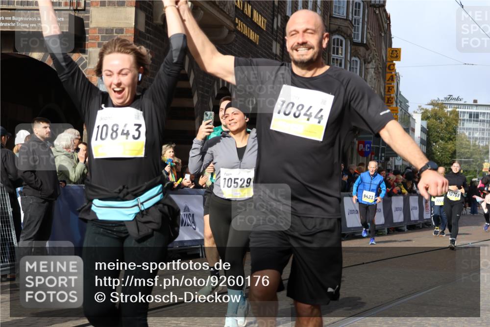05.10.2025 - 20. swb-Marathon Bremen Strokosch-Dieckow http://msf.ph/oto/9260176 05.10.2025 11:05:43 Ziel 9335, 9423, 9907, 10197, 10529, 10619, 10769, 10843, 10844, 11455, 11604 meine-sportfotos.de