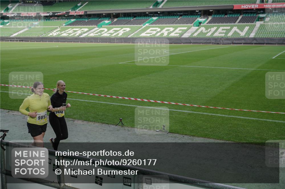 05.10.2025 - 20. swb-Marathon Bremen Michael Burmester http://msf.ph/oto/9260177 05.10.2025 10:50:04 Laufen im Stadion 9445, 9733, 9808, 9857, 10035, 10072, 10096, 10133, 10184, 10373, 10700, 10724, 10731, 11190, 9247, 9405, 9513, 9688, 10488, 10720, 11625, 11643 meine-sportfotos.de