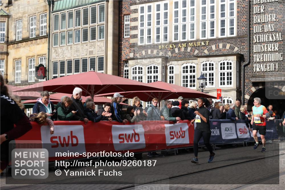 05.10.2025 - 20. swb-Marathon Bremen Yannick Fuchs http://msf.ph/oto/9260187 05.10.2025 11:18:21 Ziel 9465, 9477, 10575 meine-sportfotos.de