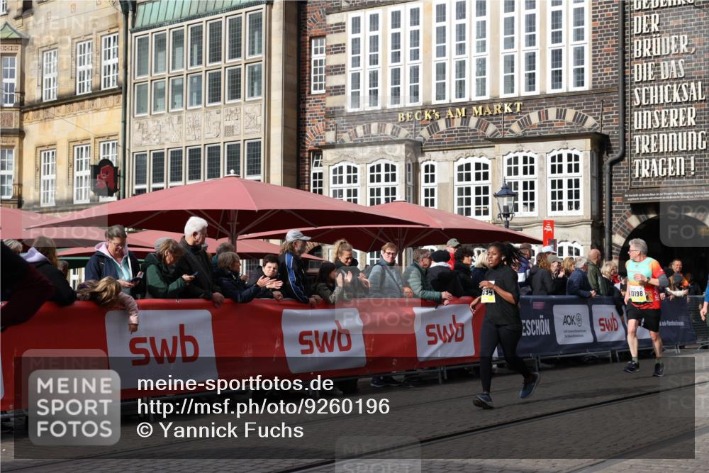 05.10.2025 - 20. swb-Marathon Bremen Yannick Fuchs http://msf.ph/oto/9260196 05.10.2025 11:18:21 Ziel 9465, 9477, 10575 meine-sportfotos.de
