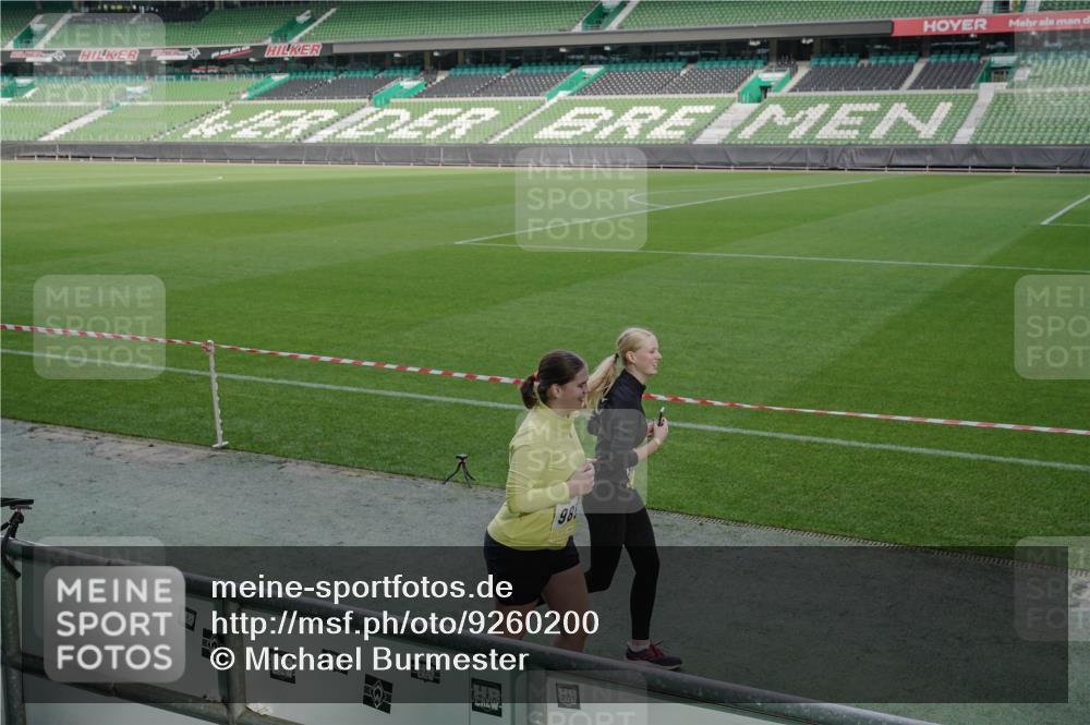 05.10.2025 - 20. swb-Marathon Bremen Michael Burmester http://msf.ph/oto/9260200 05.10.2025 10:50:05 Laufen im Stadion 9445, 9733, 9808, 9857, 10035, 10072, 10096, 10133, 10184, 10373, 10700, 10724, 10731, 11190, 9247, 9405, 9513, 9688, 10488, 10720, 11625, 11643 meine-sportfotos.de