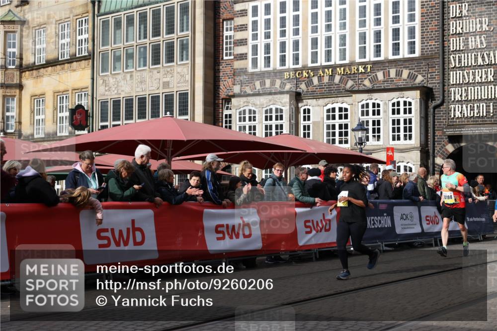 05.10.2025 - 20. swb-Marathon Bremen Yannick Fuchs http://msf.ph/oto/9260206 05.10.2025 11:18:21 Ziel 9465, 9477, 10575 meine-sportfotos.de