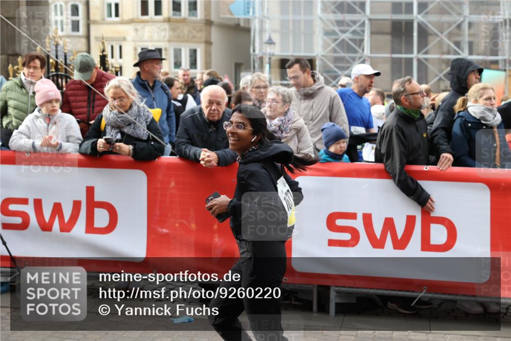 05.10.2025 - 20. swb-Marathon Bremen Yannick Fuchs http://msf.ph/oto/9260220 05.10.2025 11:19:52 Ziel 10677 meine-sportfotos.de