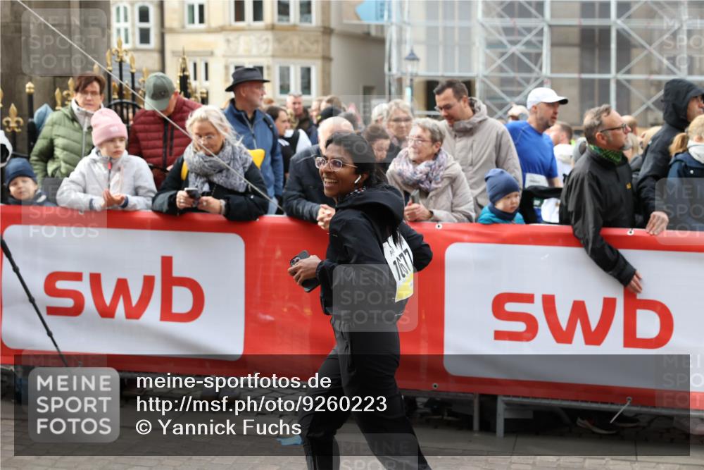 05.10.2025 - 20. swb-Marathon Bremen Yannick Fuchs http://msf.ph/oto/9260223 05.10.2025 11:19:53 Ziel 10677 meine-sportfotos.de