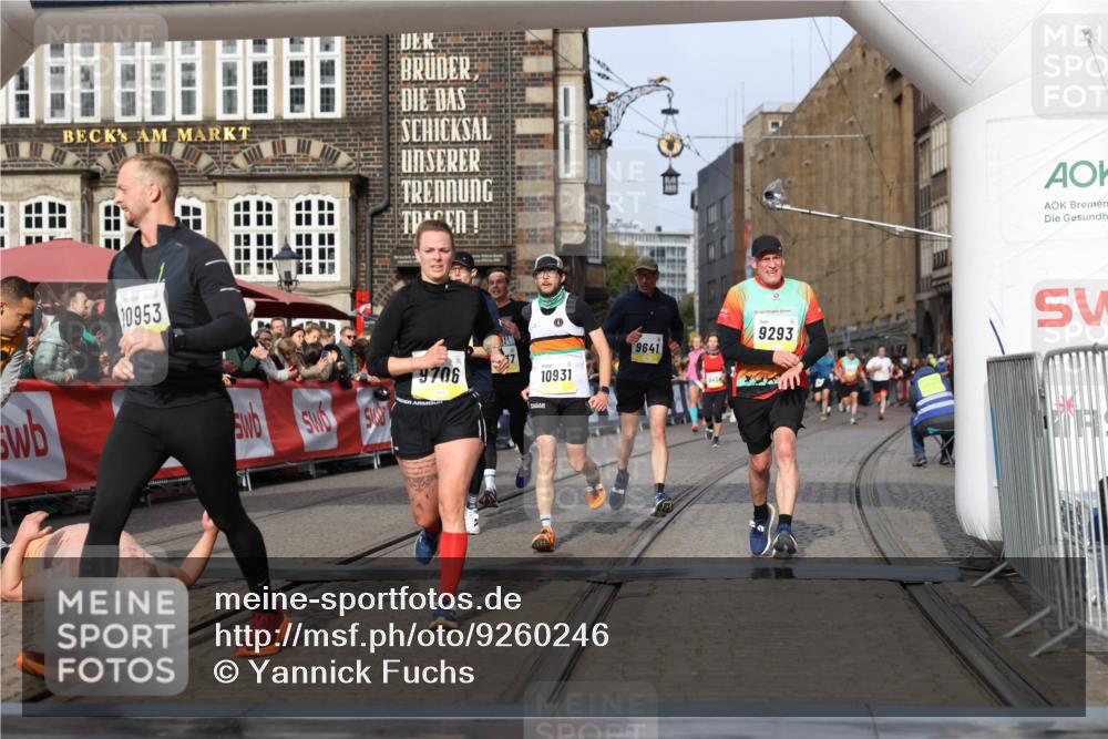 05.10.2025 - 20. swb-Marathon Bremen Yannick Fuchs http://msf.ph/oto/9260246 05.10.2025 10:48:23 Ziel 9293, 9641, 9706, 10428, 10931, 10953, 11119, 11299, 11561, 11637 meine-sportfotos.de