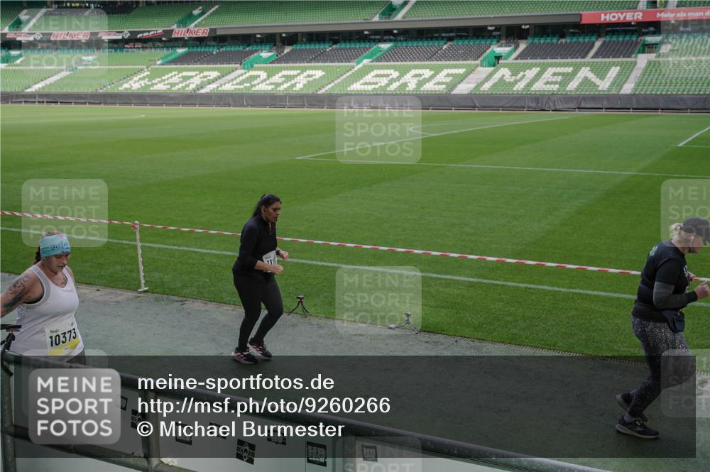 05.10.2025 - 20. swb-Marathon Bremen Michael Burmester http://msf.ph/oto/9260266 05.10.2025 10:50:14 Laufen im Stadion 9445, 9733, 9808, 9857, 10035, 10072, 10096, 10133, 10184, 10373, 10724, 10731, 11190, 9405, 9513, 9688, 10488, 10700, 10720, 11643 meine-sportfotos.de