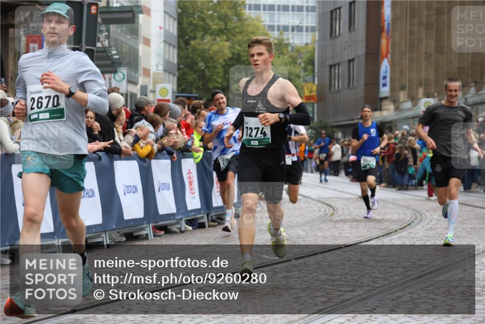 05.10.2025 - 20. swb-Marathon Bremen Strokosch-Dieckow http://msf.ph/oto/9260280 05.10.2025 12:56:38 Ziel 1005, 2670, 2801, 4984, 7274, 7587 meine-sportfotos.de