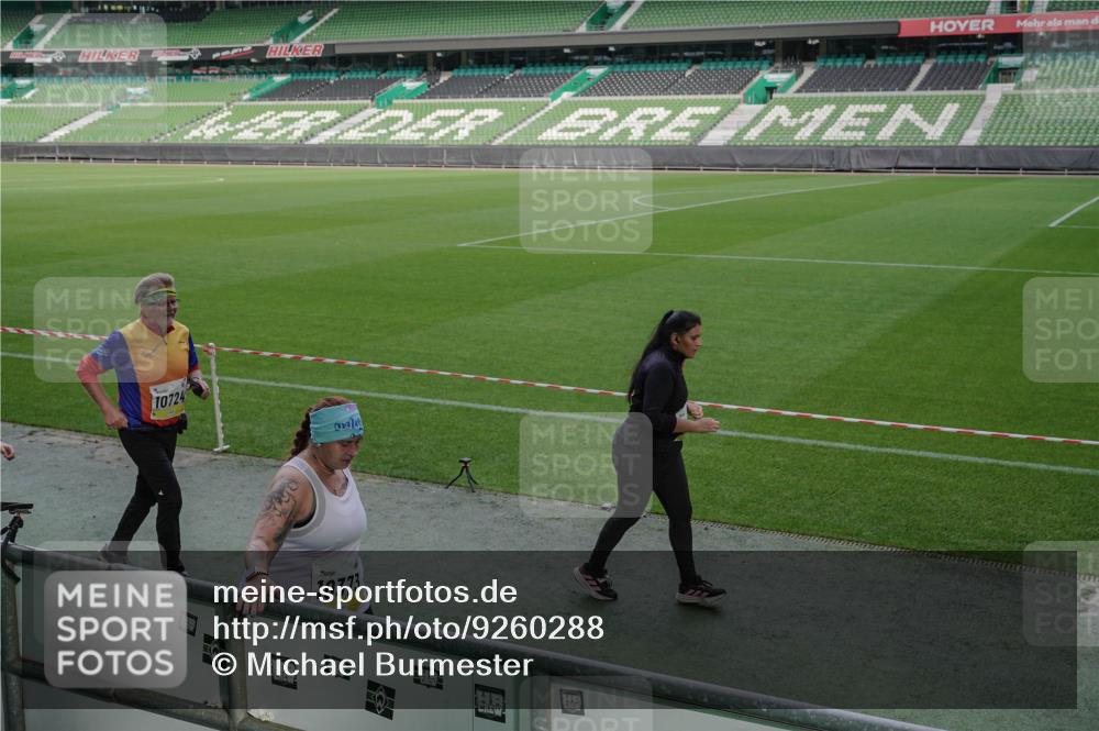 05.10.2025 - 20. swb-Marathon Bremen Michael Burmester http://msf.ph/oto/9260288 05.10.2025 10:50:15 Laufen im Stadion 9445, 9733, 9808, 9857, 10035, 10072, 10096, 10133, 10184, 10373, 10724, 10731, 11190, 9405, 9513, 10488, 10700, 10720, 11643 meine-sportfotos.de