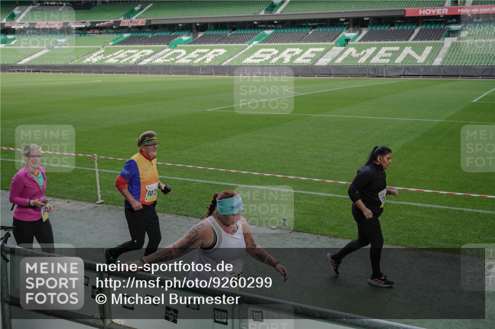 05.10.2025 - 20. swb-Marathon Bremen Michael Burmester http://msf.ph/oto/9260299 05.10.2025 10:50:16 Laufen im Stadion 9445, 9733, 9808, 9857, 10035, 10072, 10096, 10133, 10184, 10373, 10724, 10731, 11190, 9405, 10700, 10720, 11643 meine-sportfotos.de
