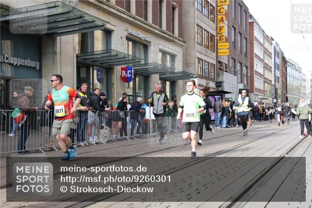 05.10.2025 - 20. swb-Marathon Bremen Strokosch-Dieckow http://msf.ph/oto/9260301 05.10.2025 11:00:27 Ziel 9271, 9272, 9327, 9389, 9600, 9827, 9858, 10079, 10182, 10258, 10518, 10571, 10690, 10872, 10901, 11034, 11071, 11155, 11162, 11511, 9271, 9272, 9327, 9389, 9600, 9827, 9858, 10079, 10182, 10258, 10518, 10571, 10690, 10872, 10901, 11034, 11071, 11155, 11162, 11511 meine-sportfotos.de