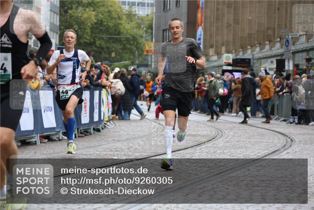 05.10.2025 - 20. swb-Marathon Bremen Strokosch-Dieckow http://msf.ph/oto/9260305 05.10.2025 12:56:40 Ziel 1005, 2670, 2801, 4984, 7274, 7587 meine-sportfotos.de