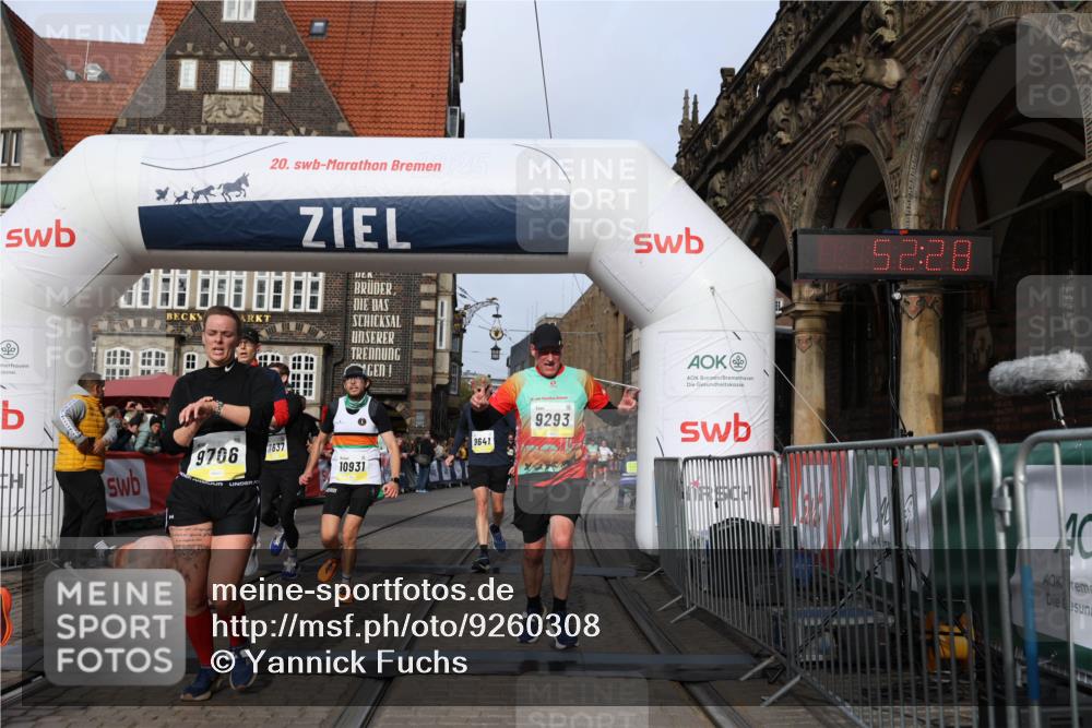 05.10.2025 - 20. swb-Marathon Bremen Yannick Fuchs http://msf.ph/oto/9260308 05.10.2025 10:48:24 Ziel 9293, 9641, 9706, 10428, 10931, 10953, 11119, 11292, 11299, 11561, 11637 meine-sportfotos.de