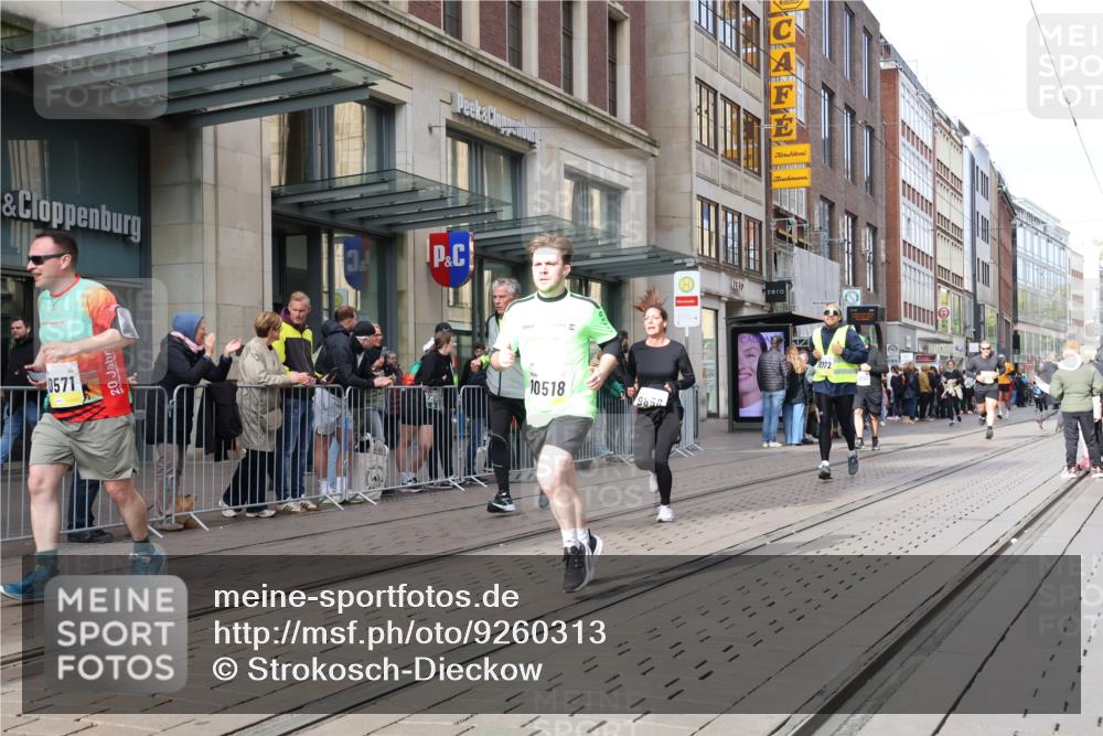05.10.2025 - 20. swb-Marathon Bremen Strokosch-Dieckow http://msf.ph/oto/9260313 05.10.2025 11:00:28 Ziel 9208, 9271, 9272, 9327, 9389, 9600, 9827, 9858, 10182, 10228, 10258, 10359, 10518, 10571, 10690, 10872, 10901, 11034, 11155, 11162, 9208, 9271, 9272, 9327, 9389, 9600, 9827, 9858, 10182, 10228, 10258, 10359, 10518, 10571, 10690, 10872, 10901, 11034, 11155, 11162 meine-sportfotos.de