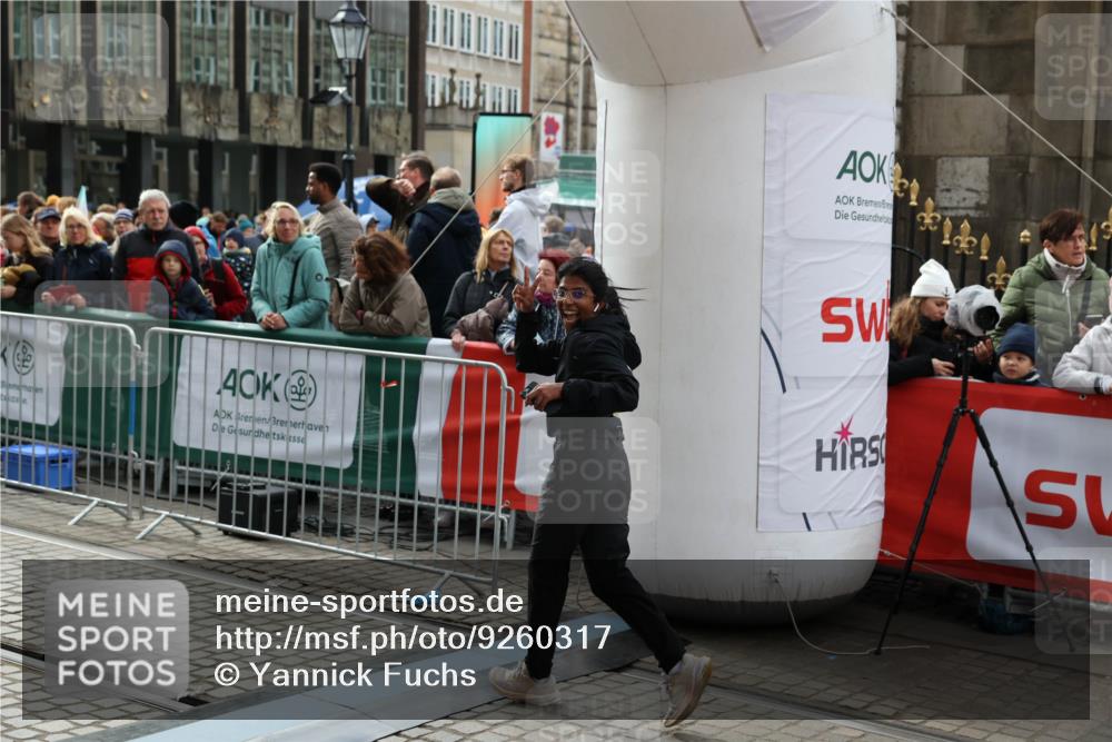 05.10.2025 - 20. swb-Marathon Bremen Yannick Fuchs http://msf.ph/oto/9260317 05.10.2025 11:19:54 Ziel 10677 meine-sportfotos.de
