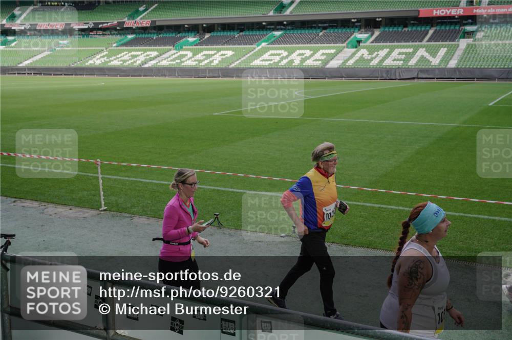 05.10.2025 - 20. swb-Marathon Bremen Michael Burmester http://msf.ph/oto/9260321 05.10.2025 10:50:16 Laufen im Stadion 9445, 9733, 9808, 9857, 10035, 10072, 10096, 10133, 10184, 10373, 10724, 10731, 11190, 9405, 10700, 10720, 11643 meine-sportfotos.de