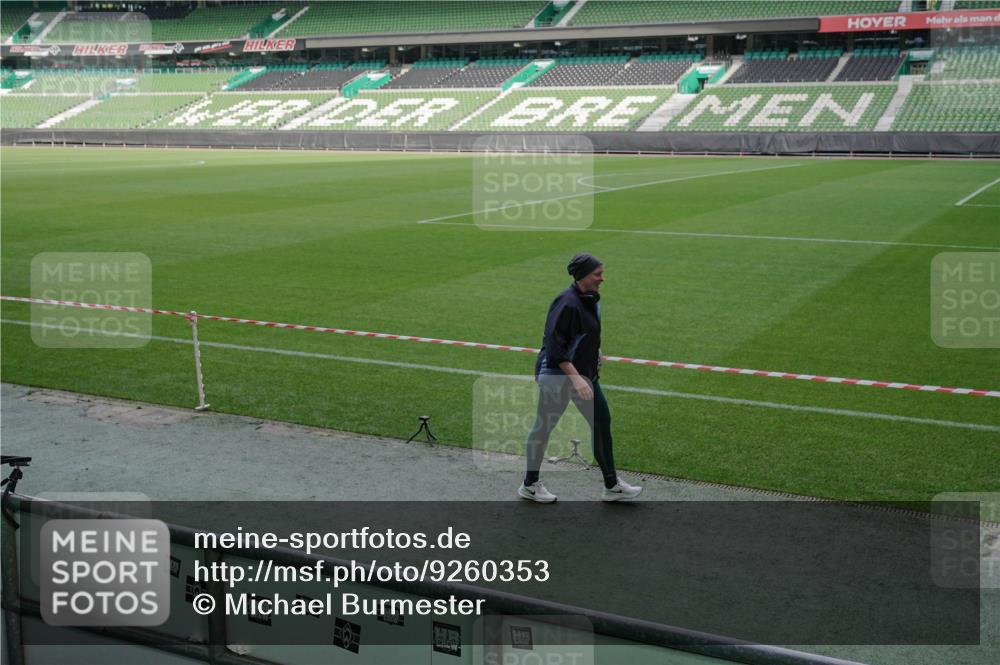 05.10.2025 - 20. swb-Marathon Bremen Michael Burmester http://msf.ph/oto/9260353 05.10.2025 10:50:25 Laufen im Stadion 9445, 9733, 9808, 9857, 10035, 10096, 10184, 10373, 10724, 10731, 11190, 10072, 10133, 10184, 10700 meine-sportfotos.de