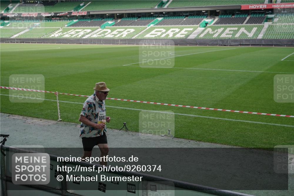 05.10.2025 - 20. swb-Marathon Bremen Michael Burmester http://msf.ph/oto/9260374 05.10.2025 10:50:27 Laufen im Stadion 9733, 9808, 10035, 10096, 10373, 10724, 10731, 11190, 9445, 9857, 10072, 10133, 10184, 10700, 11190 meine-sportfotos.de