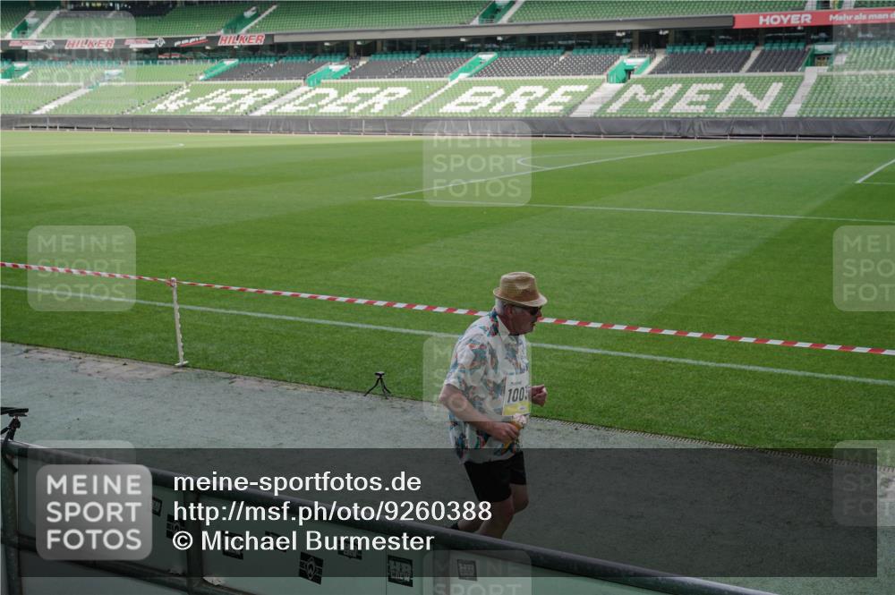 05.10.2025 - 20. swb-Marathon Bremen Michael Burmester http://msf.ph/oto/9260388 05.10.2025 10:50:28 Laufen im Stadion 9733, 9808, 10035, 10096, 10373, 10724, 10731, 9445, 9857, 10072, 10133, 10184, 10700, 11190 meine-sportfotos.de