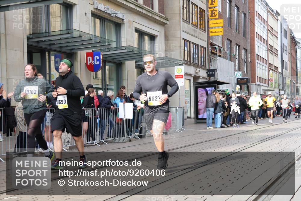 05.10.2025 - 20. swb-Marathon Bremen Strokosch-Dieckow http://msf.ph/oto/9260406 05.10.2025 11:00:33 Ziel 9208, 9272, 9305, 9327, 9389, 9600, 9827, 9858, 9954, 10182, 10228, 10258, 10359, 10571, 10630, 10690, 10872, 10901, 11034, 11053, 11155, 9208, 9272, 9305, 9327, 9389, 9600, 9827, 9858, 9954, 10182, 10228, 10258, 10359, 10571, 10630, 10690, 10872, 10901, 11034, 11053, 11155 meine-sportfotos.de