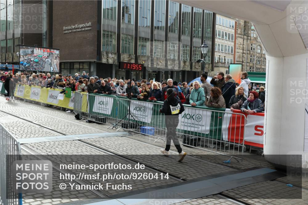 05.10.2025 - 20. swb-Marathon Bremen Yannick Fuchs http://msf.ph/oto/9260414 05.10.2025 11:19:55 Ziel 10677 meine-sportfotos.de