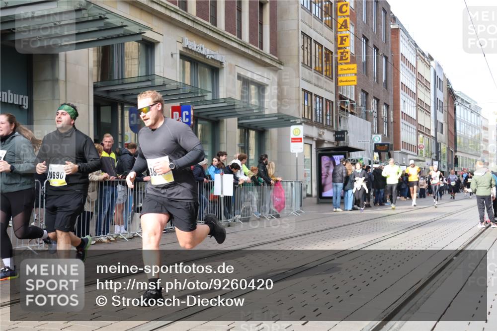 05.10.2025 - 20. swb-Marathon Bremen Strokosch-Dieckow http://msf.ph/oto/9260420 05.10.2025 11:00:33 Ziel 9208, 9272, 9305, 9327, 9389, 9600, 9827, 9858, 9954, 10182, 10228, 10258, 10359, 10571, 10630, 10690, 10872, 10901, 11034, 11053, 11155, 9208, 9272, 9305, 9327, 9389, 9600, 9827, 9858, 9954, 10182, 10228, 10258, 10359, 10571, 10630, 10690, 10872, 10901, 11034, 11053, 11155 meine-sportfotos.de
