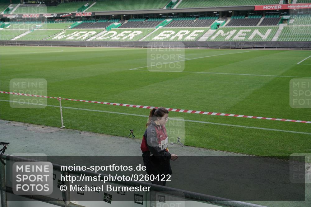 05.10.2025 - 20. swb-Marathon Bremen Michael Burmester http://msf.ph/oto/9260422 05.10.2025 10:50:34 Laufen im Stadion 9733, 9808, 10035, 10096, 10373, 10724, 9445, 9857, 10072, 10133, 10184, 10373, 10731, 11190 meine-sportfotos.de