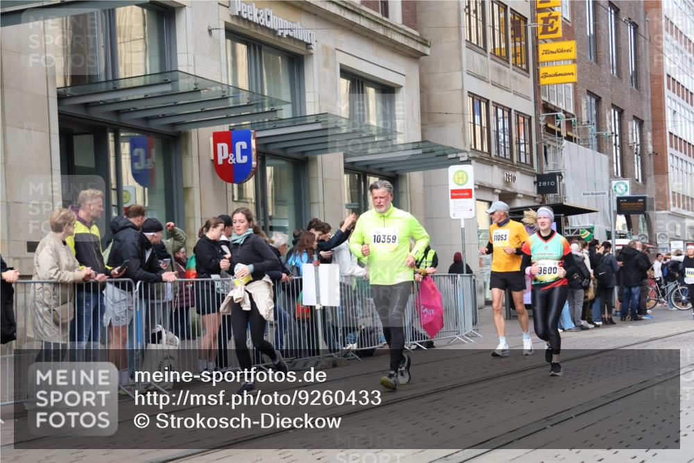 05.10.2025 - 20. swb-Marathon Bremen Strokosch-Dieckow http://msf.ph/oto/9260433 05.10.2025 11:00:39 Ziel 9208, 9305, 9327, 9389, 9443, 9600, 9827, 9880, 9954, 10182, 10228, 10258, 10359, 10477, 10571, 10630, 10690, 11053, 11155, 11524, 11719, 9208, 9305, 9327, 9389, 9443, 9600, 9827, 9880, 9954, 10182, 10228, 10258, 10359, 10477, 10571, 10630, 10690, 11053, 11155, 11524, 11719 meine-sportfotos.de