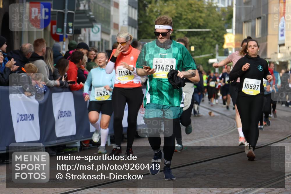 05.10.2025 - 20. swb-Marathon Bremen Strokosch-Dieckow http://msf.ph/oto/9260449 05.10.2025 11:05:57 Ziel 9355, 9931, 10081, 10095, 10587, 10597, 11134, 11425, 11468, 11525 meine-sportfotos.de