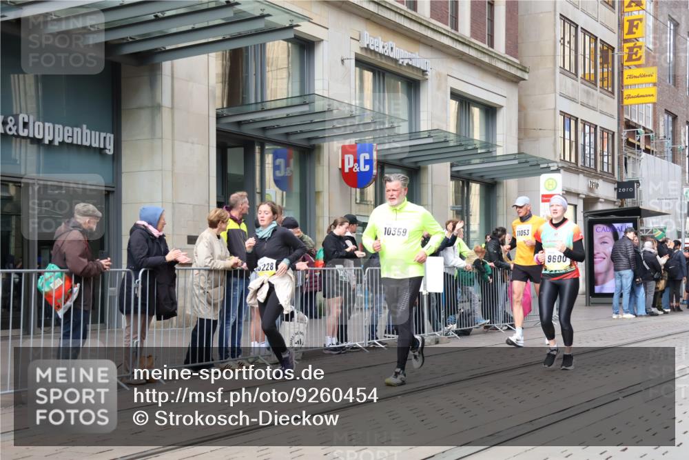 05.10.2025 - 20. swb-Marathon Bremen Strokosch-Dieckow http://msf.ph/oto/9260454 05.10.2025 11:00:39 Ziel 9208, 9305, 9327, 9389, 9443, 9600, 9827, 9880, 9954, 10182, 10228, 10258, 10359, 10477, 10571, 10630, 10690, 11053, 11155, 11524, 11719, 9208, 9305, 9327, 9389, 9443, 9600, 9827, 9880, 9954, 10182, 10228, 10258, 10359, 10477, 10571, 10630, 10690, 11053, 11155, 11524, 11719 meine-sportfotos.de