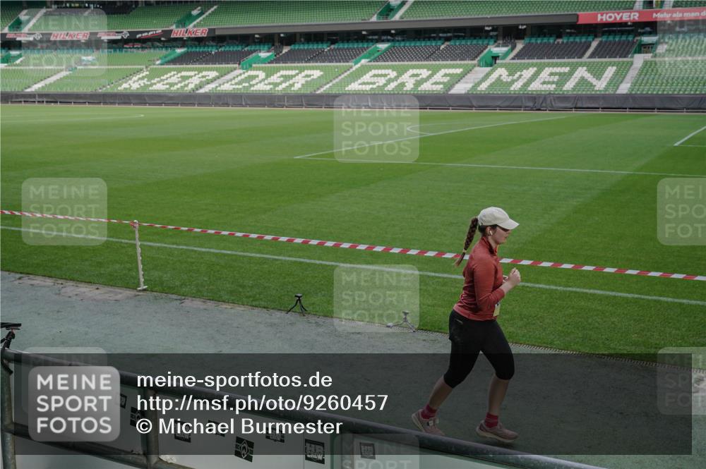 05.10.2025 - 20. swb-Marathon Bremen Michael Burmester http://msf.ph/oto/9260457 05.10.2025 10:51:09 Laufen im Stadion 9338, 9840, 9941, 10096 meine-sportfotos.de